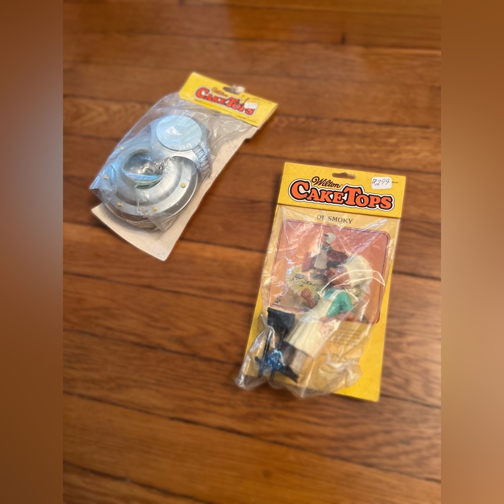 Vintage Wilton CakeTops UFO with alien and Ol’ Smoky